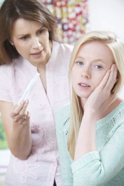 Mother Talking To Teenage Daughter About Contraception — Stock Photo