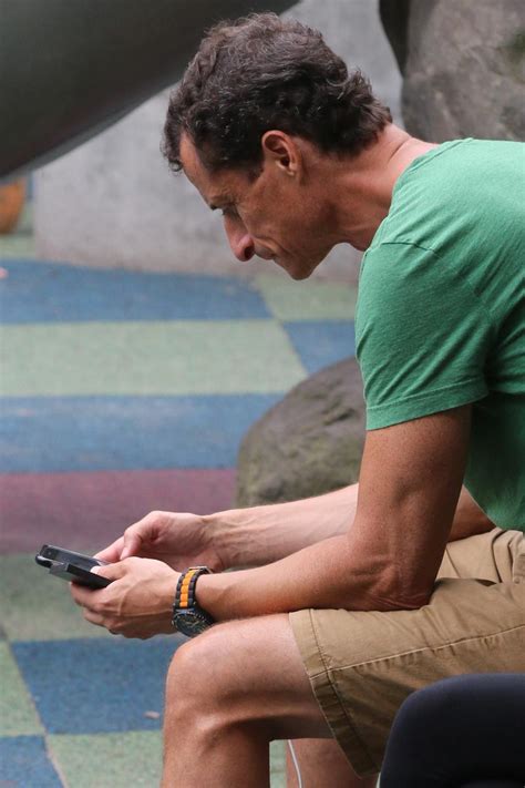 He Cant Stop Sext Perv Anthony Weiner Ignores Son To Play With His