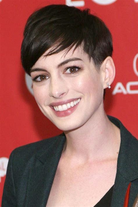 Every single time anne hathaway short hair shows up, it leaves people speechless. Anne Hathaway Pixie Hairstyle - Song One Premiere