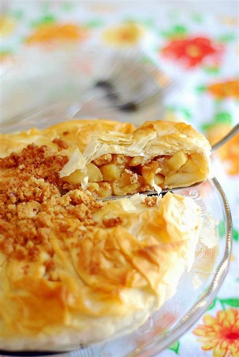 It bakes to produce a flaky, shatteringly crisp texture. Ginger-Honeyed Apple and Apricot Phyllo Pie | Phyllo ...