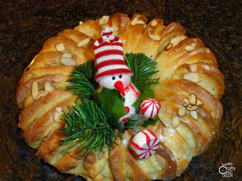 Topped with rosemary, cranberries and pine nuts, this bread is full of flavour. Christmas Wreath Bread Recipe - Rustic Crafts & Chic Decor