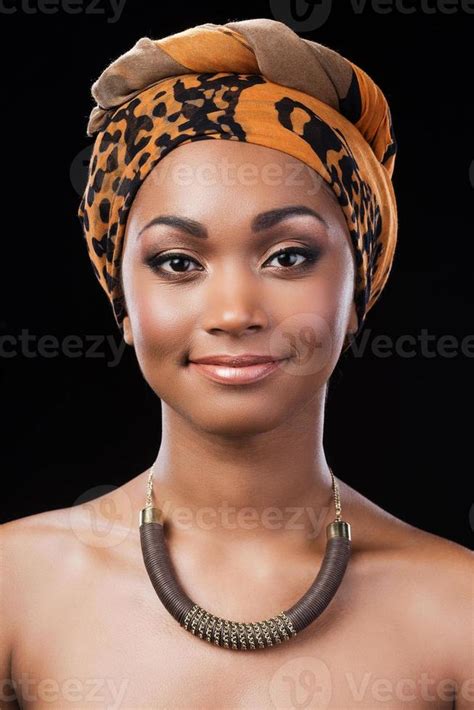 beauté candide portrait d une belle femme africaine portant un foulard et souriant tout en