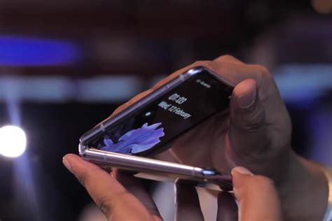 6 Best Smart Flip Phones You Can Buy In 2021 Beebom