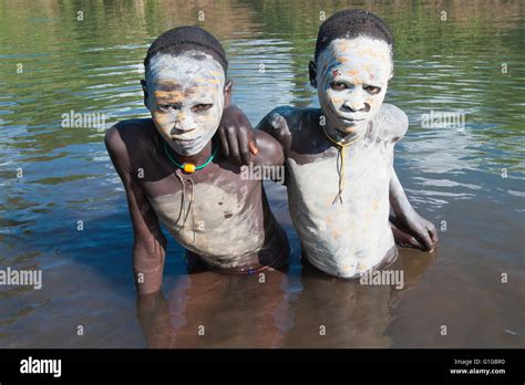 Zwei Surma Jungen Mit Körper Gemälde In Den Fluss Kibish Omo River
