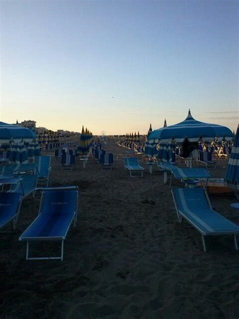 Un matrimonio in spiaggia da ammot cafè, la location esclusiva per matrimoni in spiaggia a napoli, permette di organizzare l'evento in ogni suo momento. Spiaggia di Rimini al tramonto