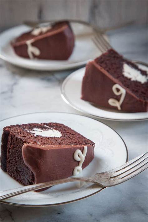 An oreo crust with a rich chocolate mousse filling topped with more oreos, whipped cream, and chocolate. Chocolate Marshmallow Cake | Hostess Cupcake | Eat the Love