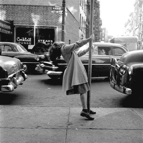 44 Fascinating Black And White Photos Capture Street Scenes Of New York In The 1950s Vintage
