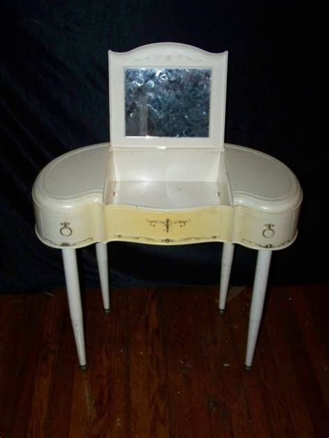 1960s Makeup Vanity I Loved Mine Omg I Had This And I Even Had The Mirror Till I Was Well Into