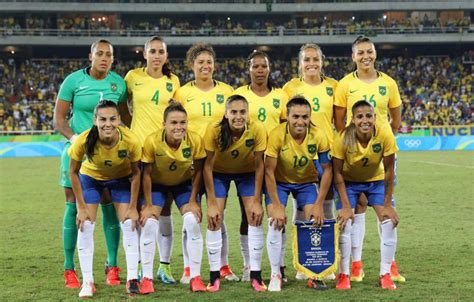 Goleira da seleção brasileira, foi campeã pelo corinthians em 2018, onde atua nos dias de hoje. Derrota da Seleção Feminina de Futebol comove a web: "Não ...