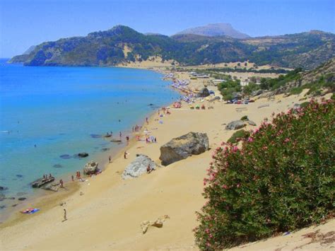 Principala atracție turistică este capitala rodos, situată la capătul său nordic. Zdjęcia: Wschodnie wybrzeże, Rodos, Plaża Tsambika I, GRECJA