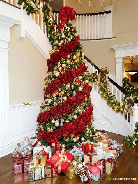 Cercis siliquastrum o albero dell'amore. I bellissimi alberi di Natale decorati di fiori e addobbi floreali