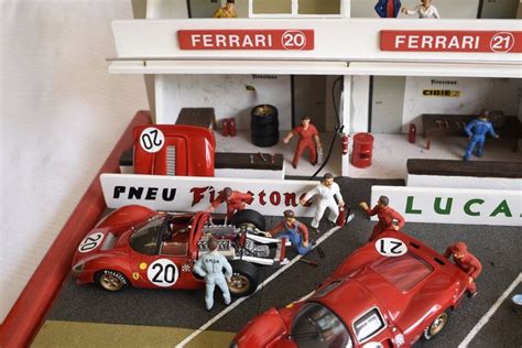 Diorama Au Des Stands Ferrari Aux Heures Du Mans Mod Les