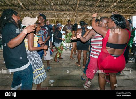 La Gente Bailando En El Festival Anual De Garifuna Día Del