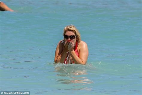 Mel Greig Strips Down To A Mismatched Bikini To Go For A Swim In Hawaii Daily Mail Online