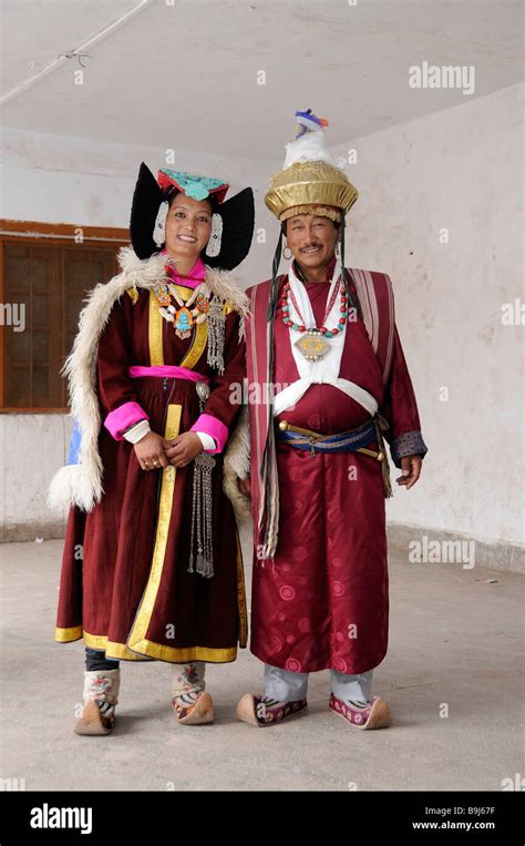 Deux Ladakhis Portant Des Costumes Traditionnels Leh Ladakh Inde Du