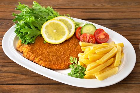 Scarica questo foto gratis su cotoletta di pollo con patatine fritte e scopri oltre 9 milioni di foto d'archivio professionali su freepik. Mięsny obiad na talerzu
