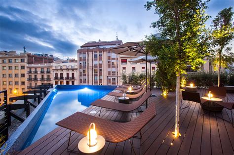 Many of barcelona's rooftops offer a rather restricted view of the city's major sights. Hotel OD Barcelona - OD Sky Bar, die Dachterrasse mit Pool ...