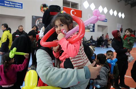 sosyal medya desteği ile oyuncak toplayan gönüllüler deprem bölgesindeki çocukları sevindiriyor
