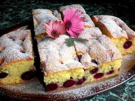 Sie können in verschiedensten formen gebacken werden, z. Biskuitkuchen mit Kirschen | Top-Rezepte.de