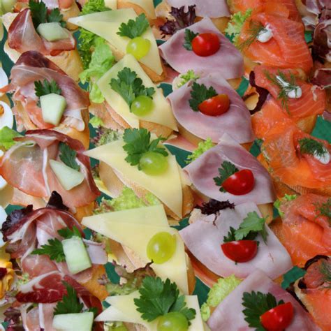 Belegte brötchen sind eine vielseitig zubereitbare köstlichkeit, die für jeden anlass passend ist. Pin von Heike H. auf Rezepte / Küche in 2020 (mit Bildern ...