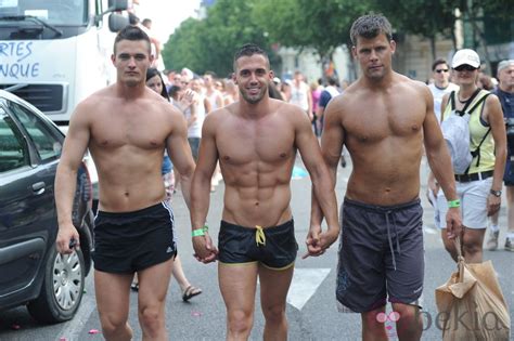 Hombres Con Los Torsos Desnudos En El Orgullo Gay De Madrid Orgullo
