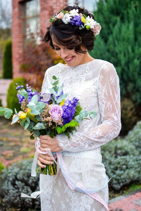 Sure, they may require more hairpins and artifices to be kept in place, but sometimes, the easiest updos for short hair are those that look the most complicated. Wedding Updos for Short Hair: 15 Ways to Wear Your Hair for the Big Day
