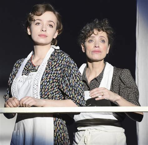 nellie thalbach spielt mit anna und katharina in „wir sind die rosinskis“ welt