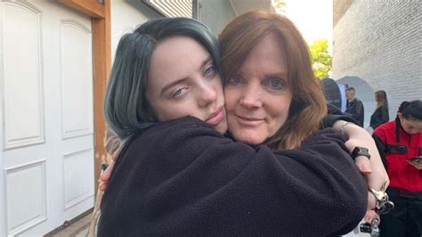 Watch billie describe her experience watching billie eilish: Billie Eilish's Mom Is Now Supplying Vegan Food to ...