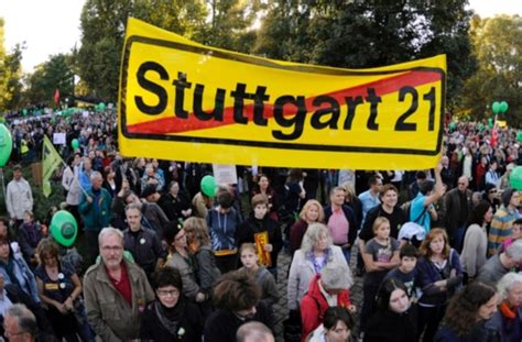 Viel blaulicht am hbf stuttgart bei demo am 11.06.2012. Demonstration: Schweigemarsch gegen Stuttgart 21 ...