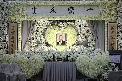 金庸葬礼12日傍晚在香港殡仪馆举行 马云、刘德华等人送上花圈挽联国内新闻环球网
