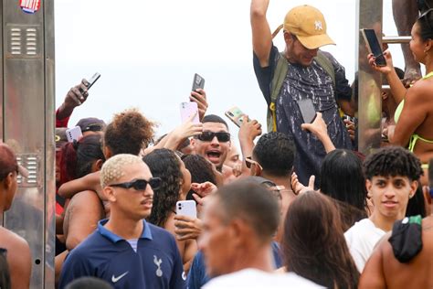 Filipe Ret Cercado Por F S E Causa Tumulto Em Praia No Rio Fotos