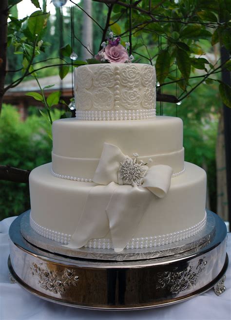 Pin By Cake Designers On Rolled Fondant Bow Wedding Cakes Rolling