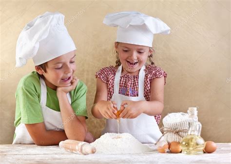 Fotos De Niños Preparando La Masa Para Una Galleta Pizza O Pasta