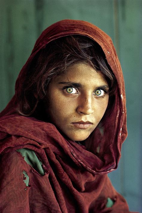 National Geographic Green Eyed Afghan Girl Sharbat Gula To Be