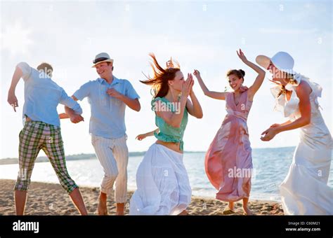 La Gente Bailando Juntos En La Playa Fotografía De Stock Alamy