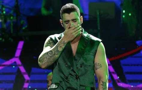 Gusttavo lima feat dyland y lenny pagode club showcase !! Gusttavo Lima se emociona no palco do Villa Mix | OFuxico