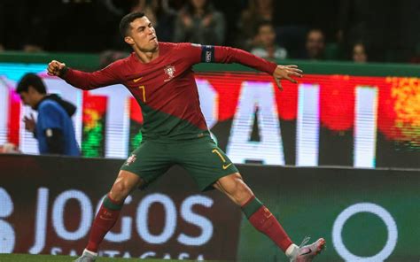 Em Noite Histórica Cristiano Ronaldo Marca Duas Vezes Na Goleada De