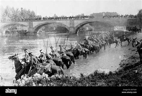 Caballería británica regar sus caballos en un río en Francia Alrededor de octubre de