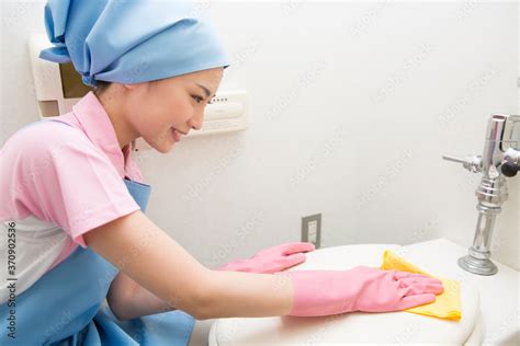 トイレを掃除する清掃員の女性 Stock 写真 Adobe Stock