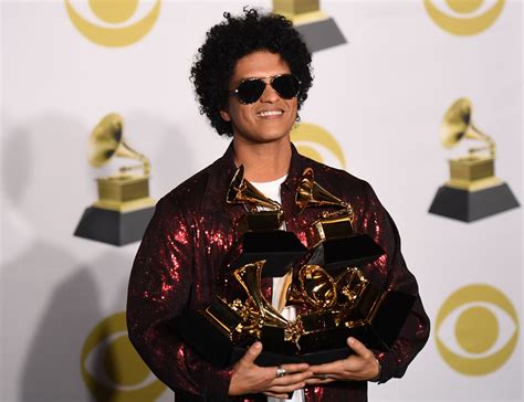 Grammy Awards hit all-time ratings low - Chicago Tribune