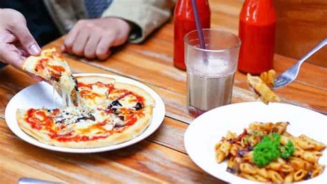 Siapkan dua potong roti tawar, selipkan telur goreng di tengahnya, masukan juga potongan tomat, timun oke, ikuti cara gampang makan coklat yang enak ini. 4 Makanan Wajib Buat Ramean dengan Harga Terjangkau di ...