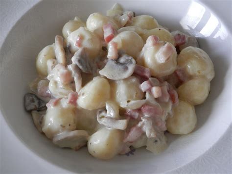 Los ñoquis aparecen frecuentemente bajo los listados de platos referentes a pasta a pesar de tener unos ingredientes muy diferentes y de poseer diferente forma de preparación. Ñoquis en salsa carbonara