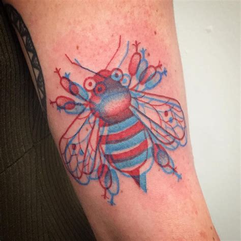 3d Effect Red And Blue Bee Tattoo Red Ink Tattoos Blue Tattoo Tatoos