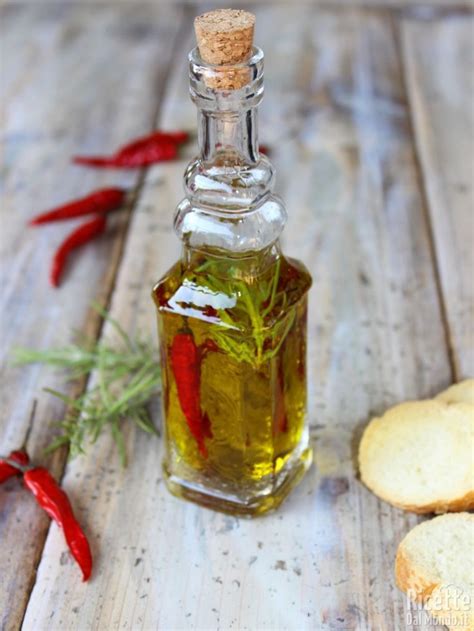 Le ricette per la preparazione dell'olio piccante si differenziano per gusto e profumo, a la ricetta, a seconda del peperoncino usato, avrà tre esiti diversi (piccante, molto piccante, estremamente. Olio piccante al peperoncino | Ricetta nel 2020 ...