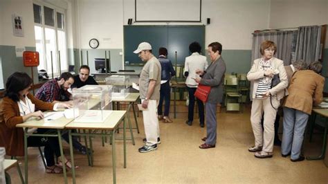 C'est là que l'électeur fait constater son identité et que sont disposés les enveloppes et les bulletins de vote. Espagne. Ouverture des bureaux de vote pour de nouvelles ...