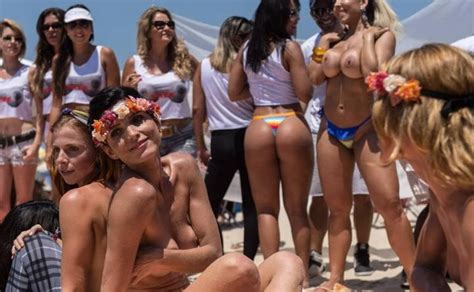 Río Ley para que las mujeres puedan hacer topless en las playas o