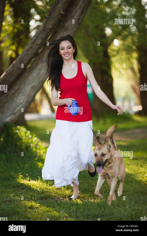 Mujer Paseando A Su Perro Fotos E Imágenes De Stock Alamy