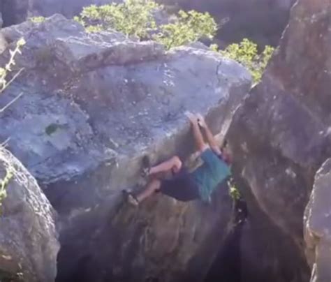 Bouldering Huge Chunk Of Rock Breaks Off And Lands On Climbers Leg Climb Za Rock Climbing