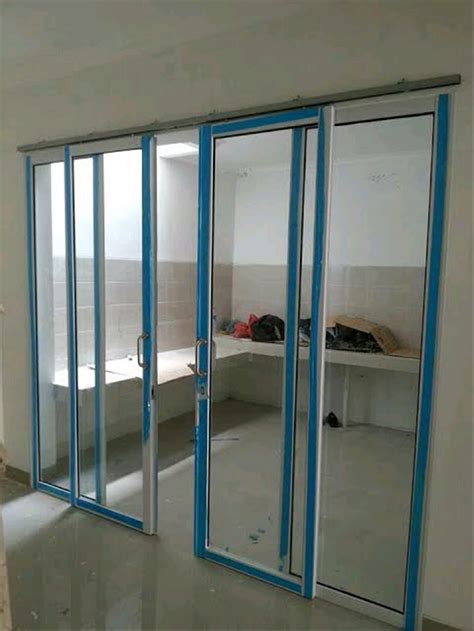 Pintu kaca semi frameless adalah pintu kaca yang sebagian sisi nya di beri variasi , baik rangka atau variasi bilah kayu atau stainless. Pintu Sliding Kaca Aluminium - Home Desaign