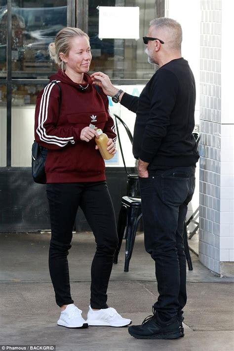 Kendra Wilkinson Cuts Casual Figure In Hoodie And Leggings Daily Mail
